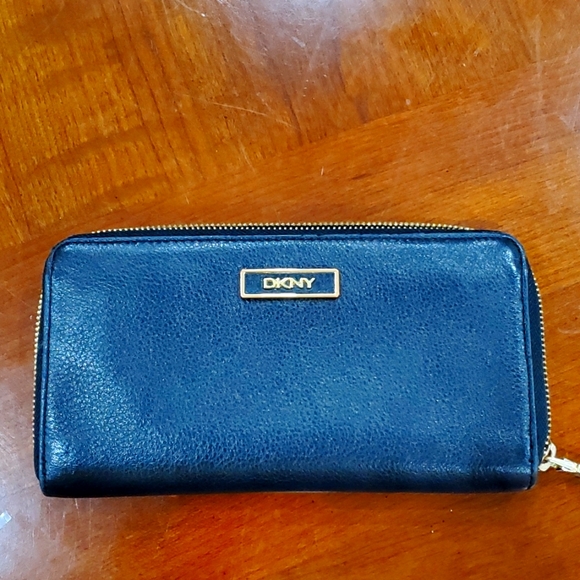 DKNY Large Zip Around Wallet - Picture 1 of 8
